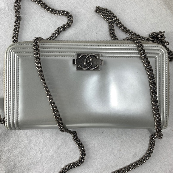 CHANEL Patent Boy Zip Wallet on Chain - Picture 6 of 9
